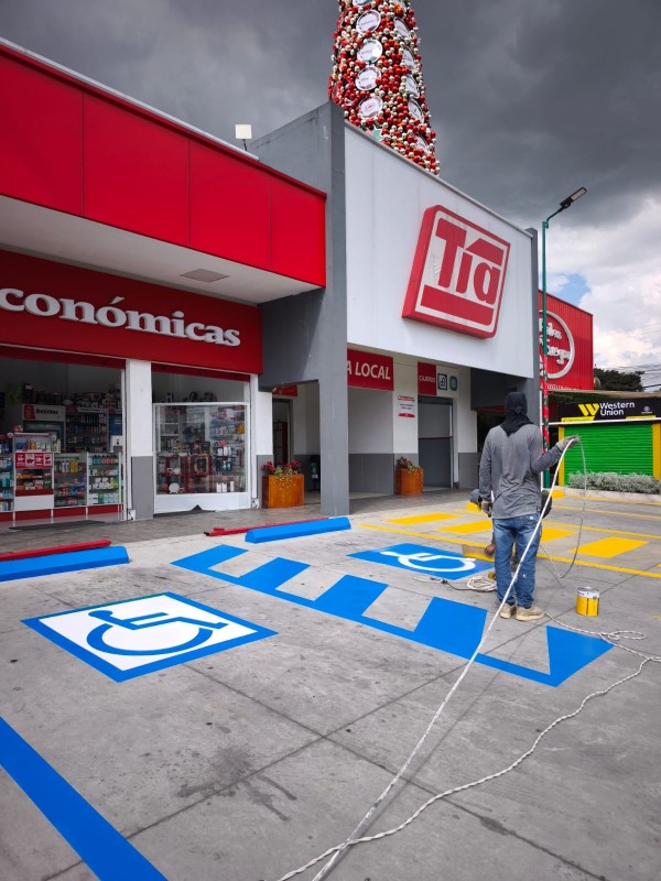 Repinte de parqueaderos en Tía Sangolquí: orden, seguridad y durabilidad