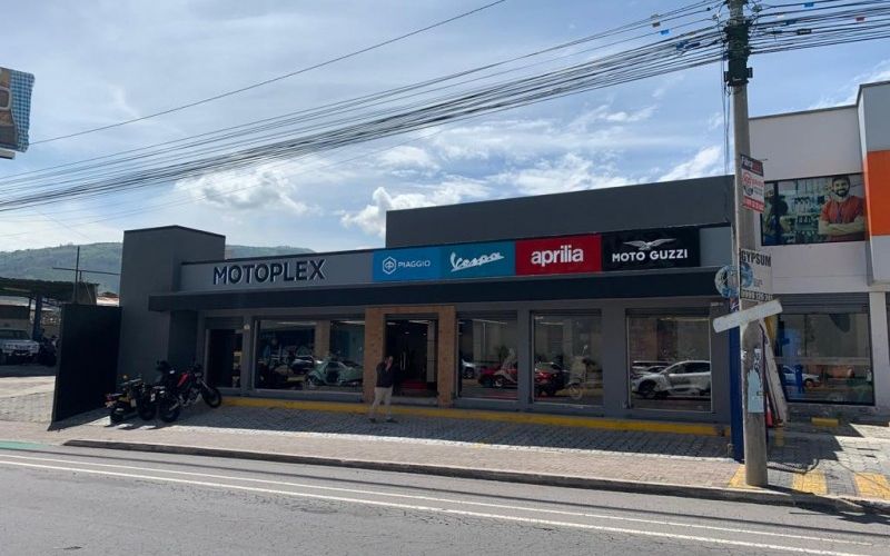 Pintura local de Motos Vespa MOTOPLEX - Cumbayá