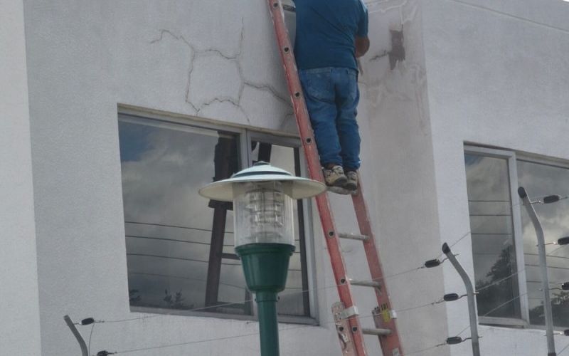 Reparación de fisuras en muros y paredes verticales