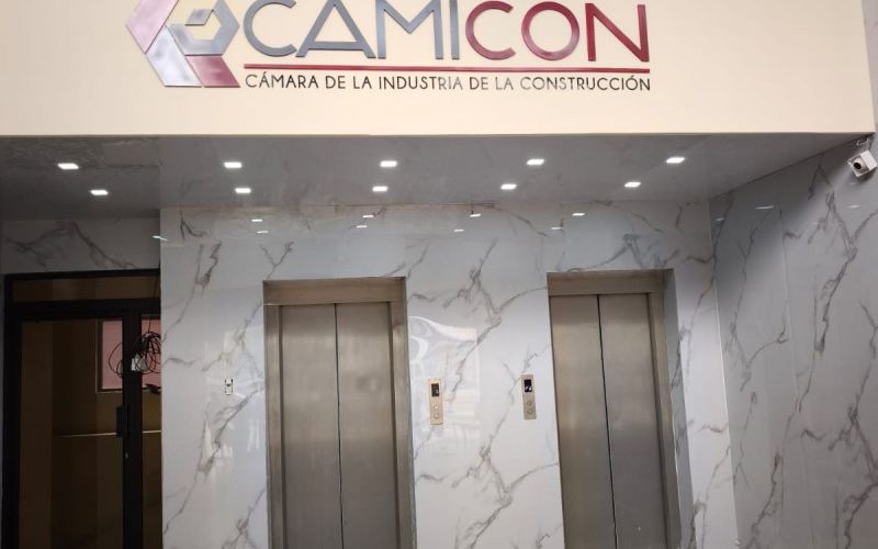 Pyrco renueva el acceso a la Cámara de la Construcción de Quito con limpieza profesional de adoquines