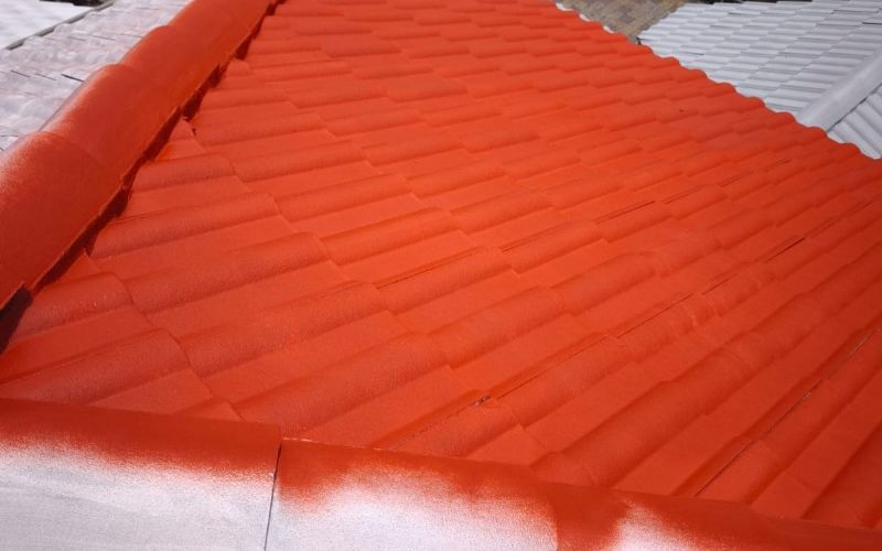 Mantenimiento de cubierta de tejado con sistema acrílico en San Antonio de Pichincha