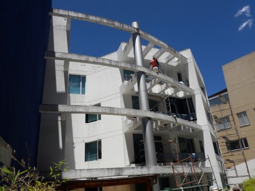 Repintado de Edificios: La Especificación como Determinante de Durabilidad