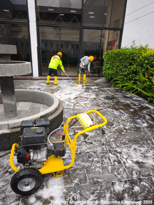 Limpieza de pisos de concreto y adoquines