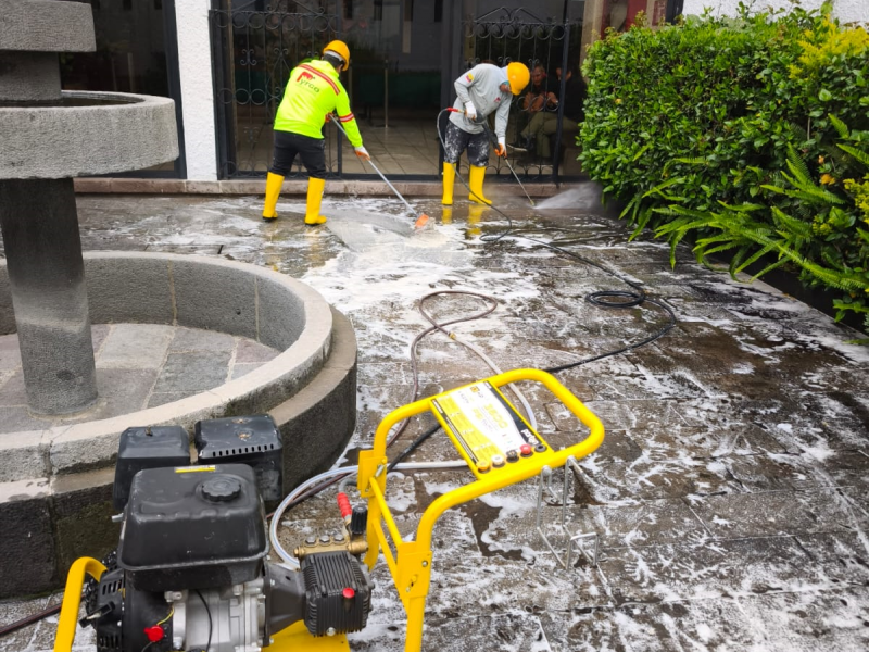 Limpieza de pisos de concreto y adoquines