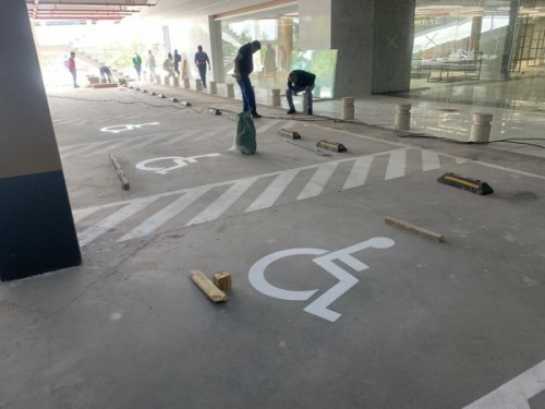 Diseño y Replanteo y pintura de Parqueaderos en Centro Comercial