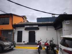 Brillo, color y resistencia: así se transformó el piso de la discoteca The Box en Cumbayá con resina epóxica decorativa
