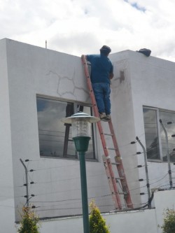 Reparaci&oacute;n de fisuras en muros paredes verticales