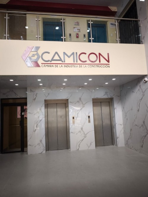 Pyrco renueva el acceso a la Cámara de la Construcción de Quito con limpieza profesional de adoquines