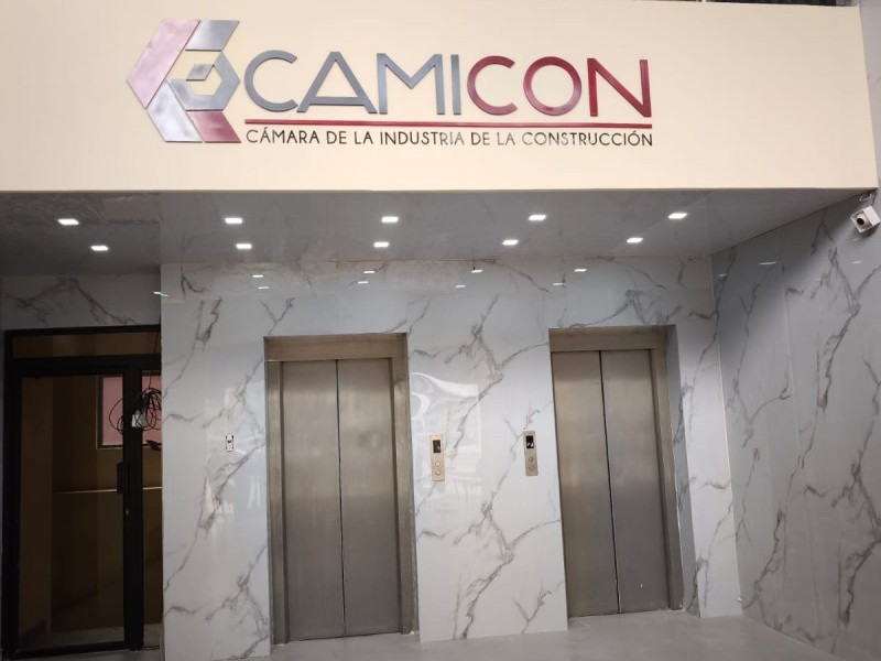 Pyrco renueva el acceso a la Cámara de la Construcción de Quito con limpieza profesional de adoquines