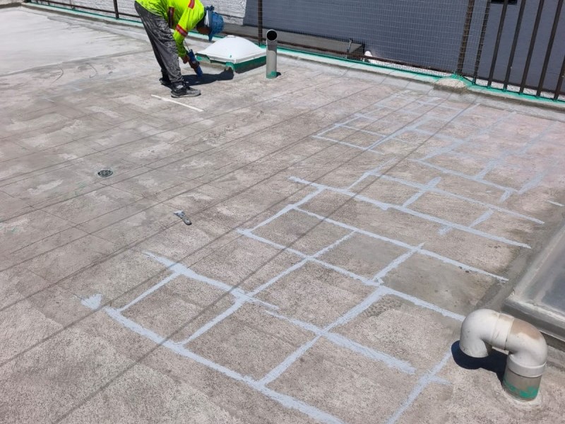 Pyrco recupera terraza residencial en El Pinar Bajo con sistema acrílico reforzado: solución técnica, duradera y sin filtraciones