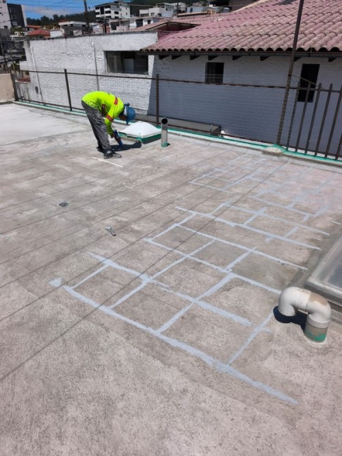 Pyrco recupera terraza residencial en El Pinar Bajo con sistema acrílico reforzado: solución técnica, duradera y sin filtraciones