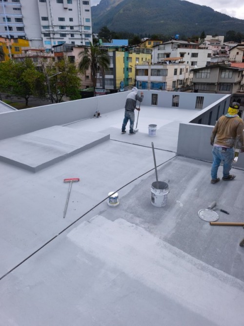 Pyrco impermeabiliza residencia en Puembo (Quito) con sistema acrílico reforzado con malla
