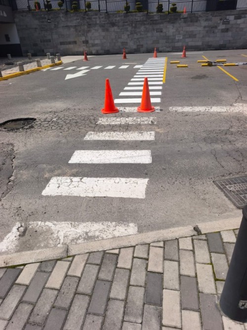 Mantenimiento de pintura de señalización en parqueaderos