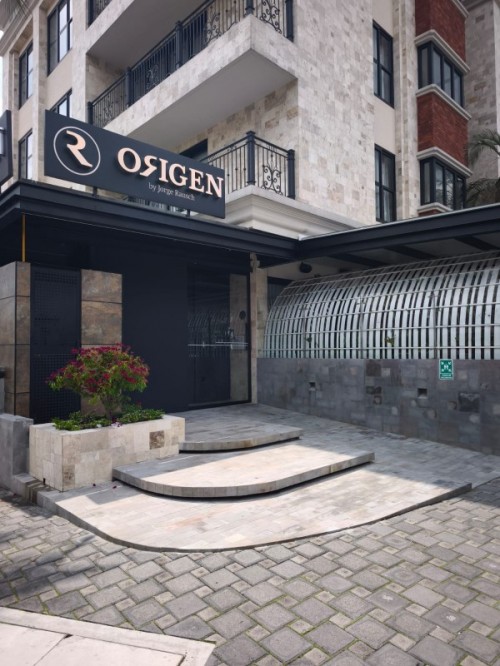 Recuperación estética de piedra natural en cocina profesional