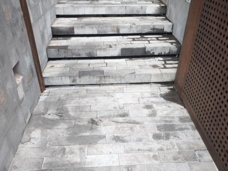 Recuperaci&oacute;n est&eacute;tica de piedra natural en cocina profesional