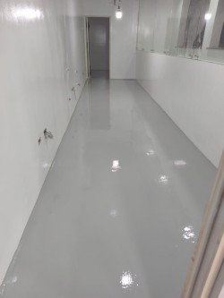 Instalaci&oacute;n de Piso Ep&oacute;xico Capa Gruesa en F&aacute;brica de Chocolate en Quito &ndash; Caso de &Eacute;xito PYRCO