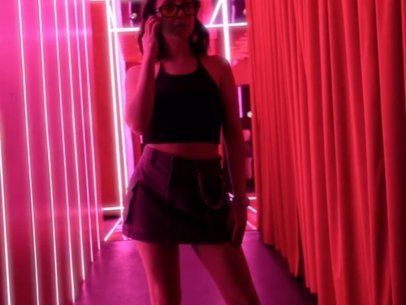Brillo, color y resistencia: así se transformó el piso de la discoteca The Box en Cumbayá con resina epóxica decorativa