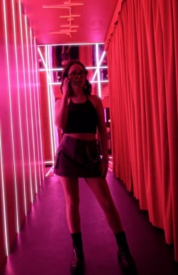 Brillo, color y resistencia: así se transformó el piso de la discoteca The Box en Cumbayá con resina epóxica decorativa